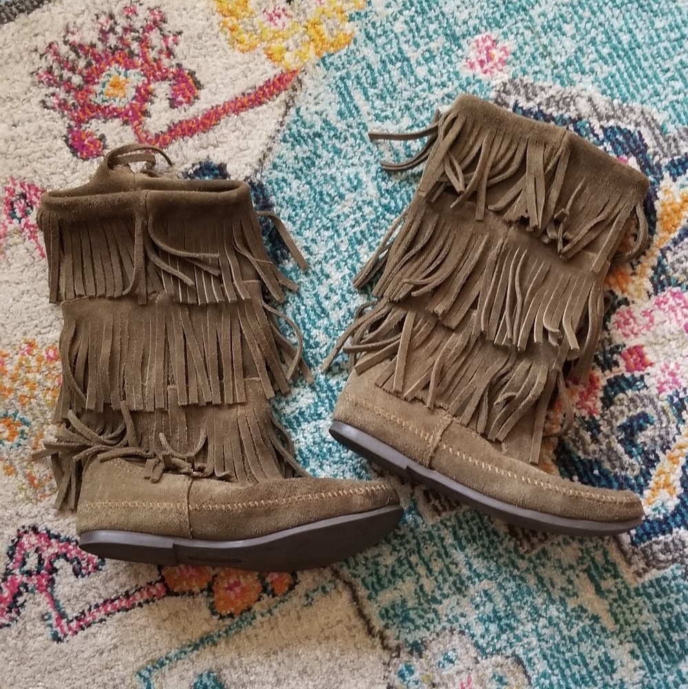 *SOLD* Minnetonka 3 layer fringe boot olive color